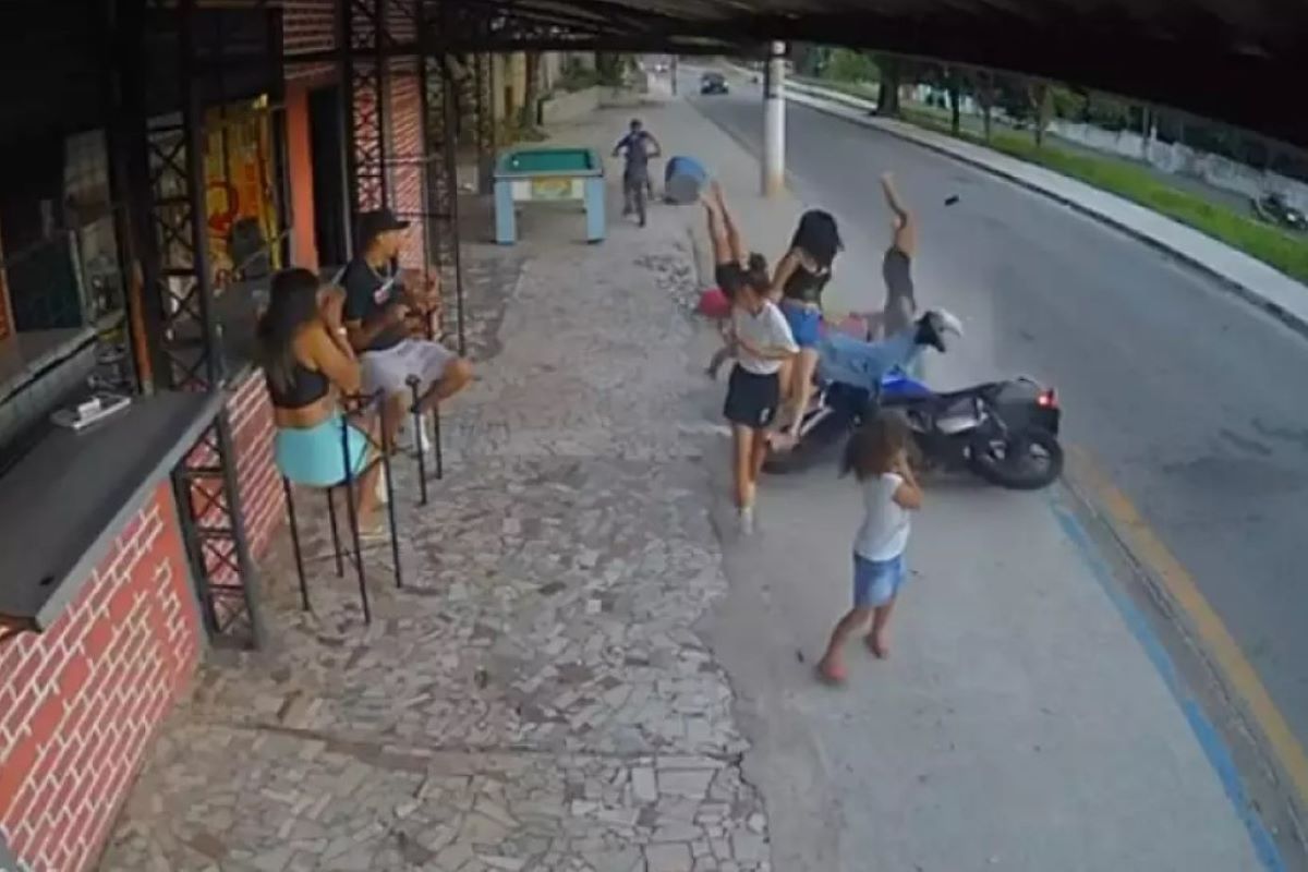 Vídeo: mulher grávida é atropelada por moto e faz parto de emergência -